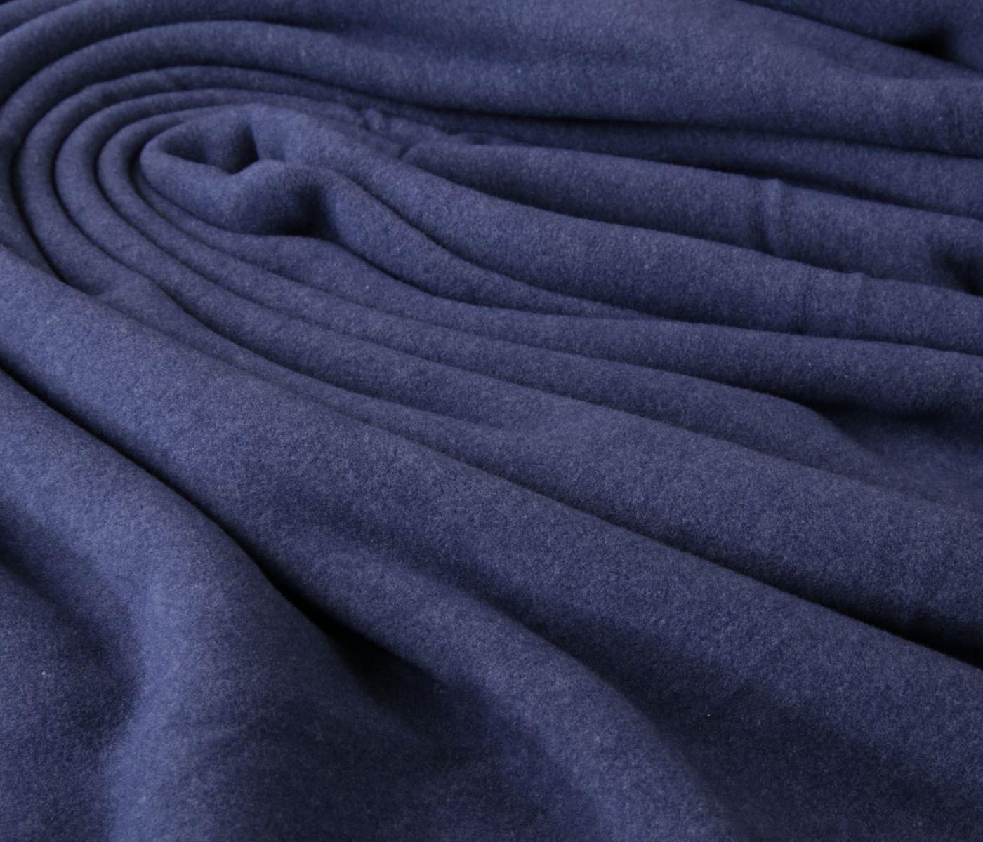Blaue Fleecedecke (made in Germany) jetzt im Onlineshop kaufen! - Farbe:  dunkelblau | Tagesdecken